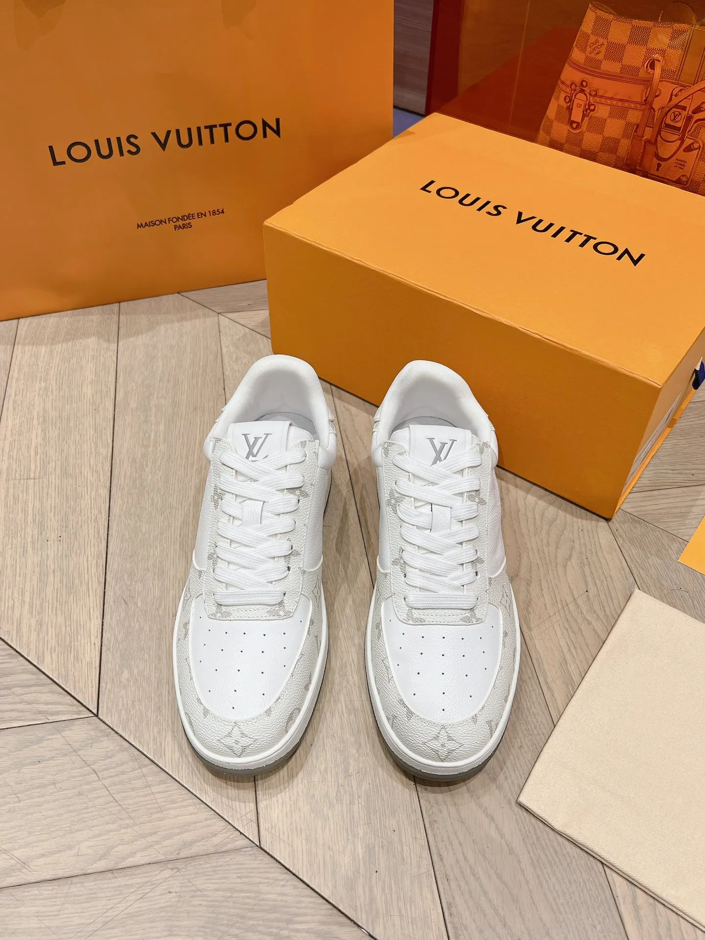 👟👟Ex-factory price 680👟👟 LV new white shoes men's letter series letter color matching pure cowhide 3D printed breathable holes men's casual business travel shoes👟full of comfort Size number: 39-45